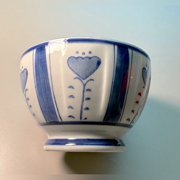Beautiful Porcelain Painted Bowl w/Blue & White Heart Flowers - Picture 9 of 10